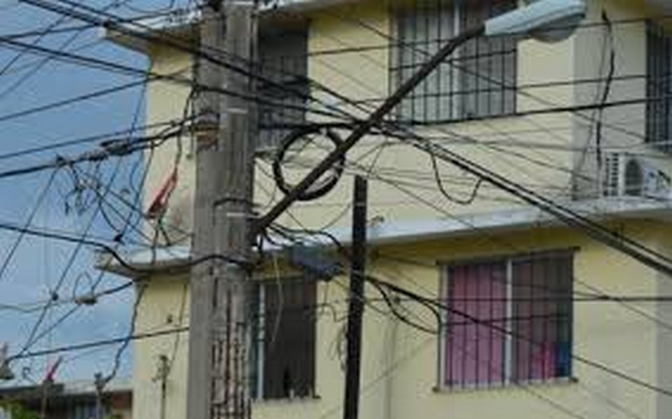 Existen mas de  25 mil conexiones electricas irregulares en la provincia