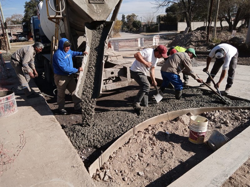 Se realiza hormigonado en la bocacalle entre Av. Gato y Mancha y Martínez Cangas de Tineo