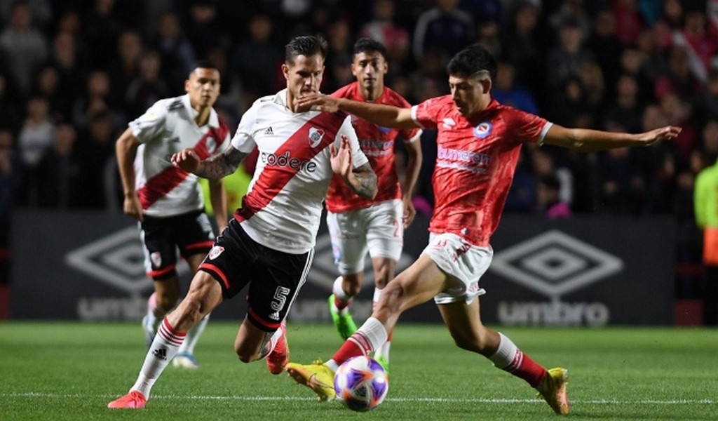 El tremendo golazo de tiro libre de Juanfer Quintero para el 1-0 de River ante Argentinos