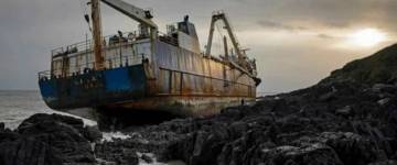 Impactantes imágenes del barco fantasma que encalló en Irlanda