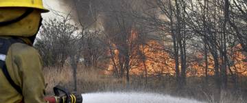 Continúa activo el incendio forestal en el Valle de Traslasierra y hay 25 evacuados