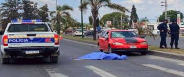 Una mujer que cruzaba la avenida frente al Cofruthos murió atropellada