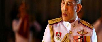 Rey de Tailandia causa indignación por lujosa cuarentena junto a sus 20 esposas