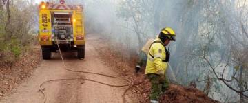 Continúa el amplio operativo de sofocamiento de incendios forestales en la Provincia