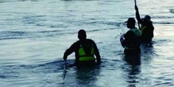 Intensa búsqueda de un trabajador rural que fue arrastrado por el río Pescado en la frontera