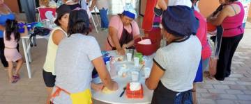 Continúan los talleres de elaboración de roscas de pascuas en los barrios