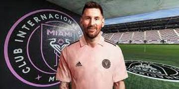 Furor por la remera que usó Messi para confirmar que va al Inter Miami, con un mensaje oculto