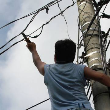 Existen mas de  25 mil conexiones electricas irregulares en la provincia